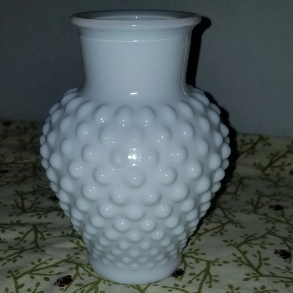 Elegant Vintage Fenton Milk Glass White Hobnail Vase Approx 5 Inch